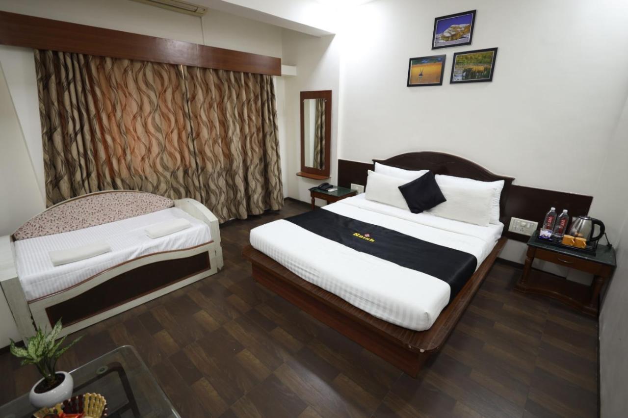 Saish Hotel Ширди Экстерьер фото