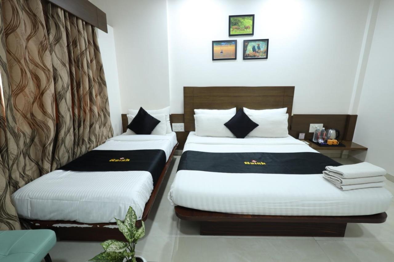Saish Hotel Ширди Экстерьер фото
